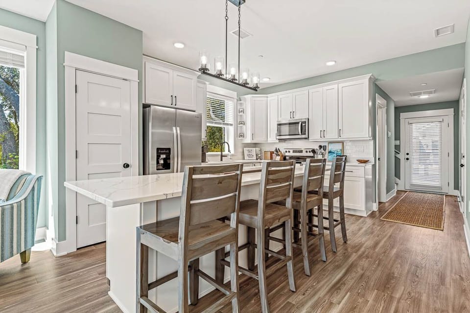 Ground-Level Kitchen with Bar (seats 4)
