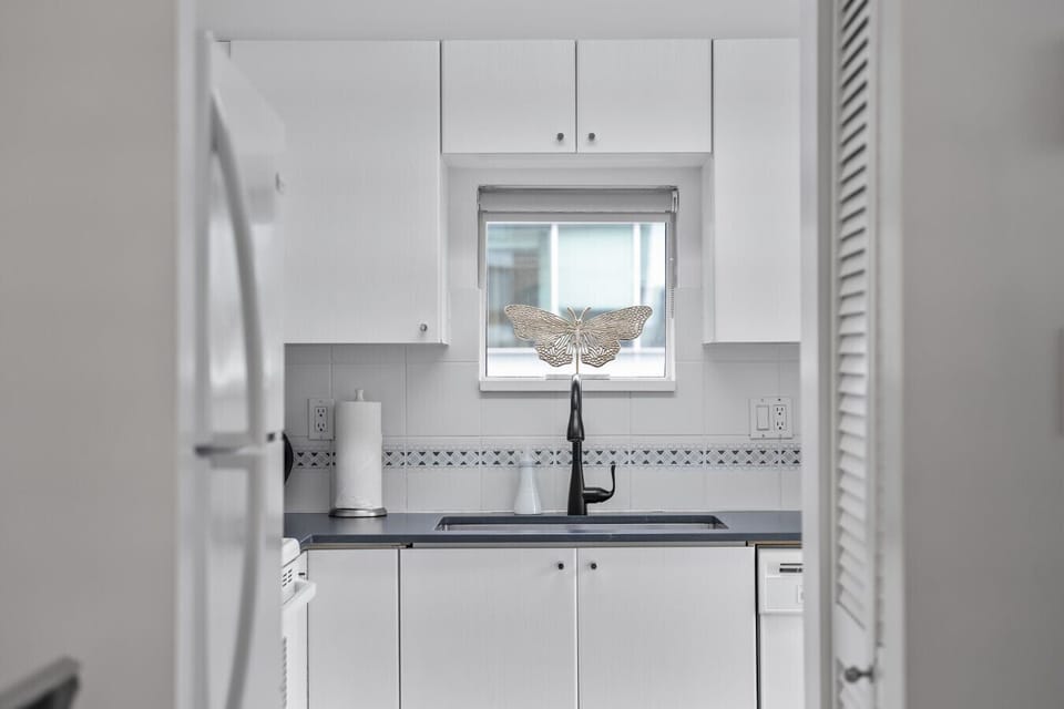 Modern Kitchen: Elegant design with a stylish faucet and bright views for culinary adventures!