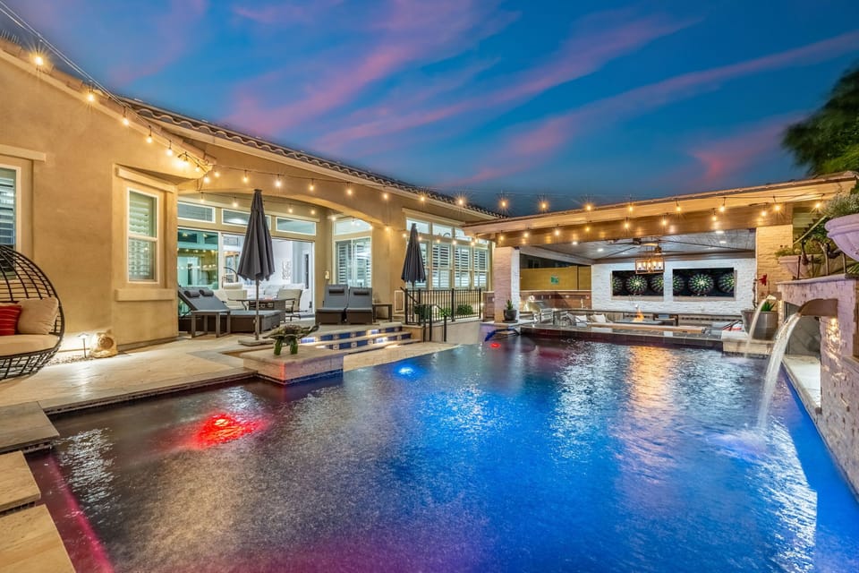 Heated Pool Infinity Pool & Spa with Fountain Water Feature