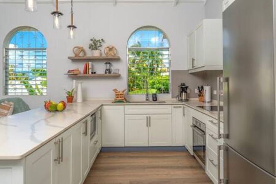 A well appointed kitchen ensures all modern conveniences are at your fingertips.  

A cook is provided - 6 days per week, breakfast and light lunch - Summer, Winter & Festive - 2 consecutive meals (food costs not included).