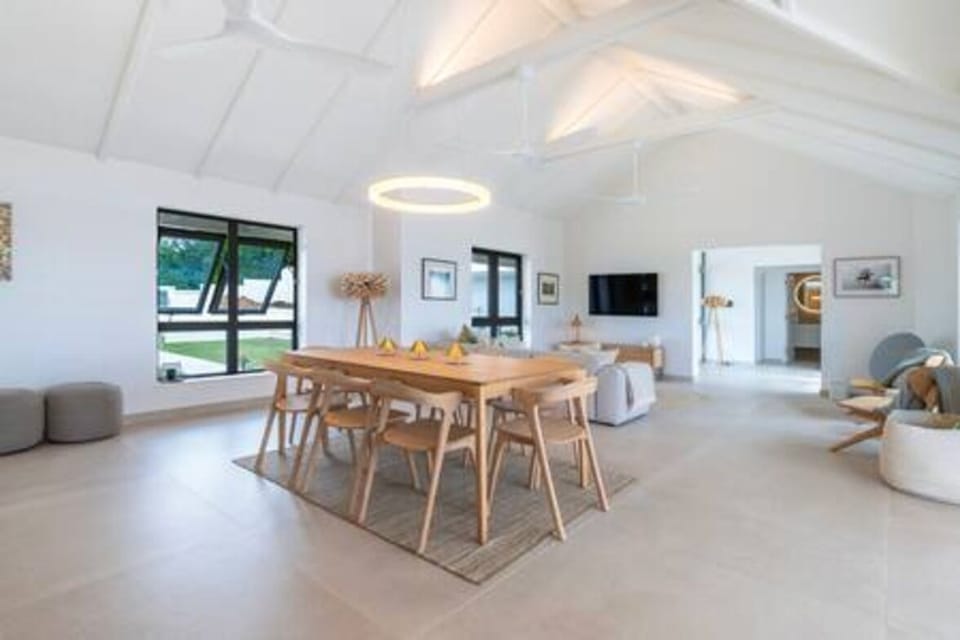 High ceilings with fans ensure the living space is cool and refreshing, with modern, light interiors and and open plan spacious vibe.