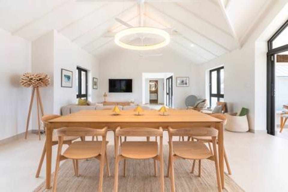 High ceilings with fans ensure the living space is cool and refreshing, with modern, light interiors and and open plan spacious vibe.