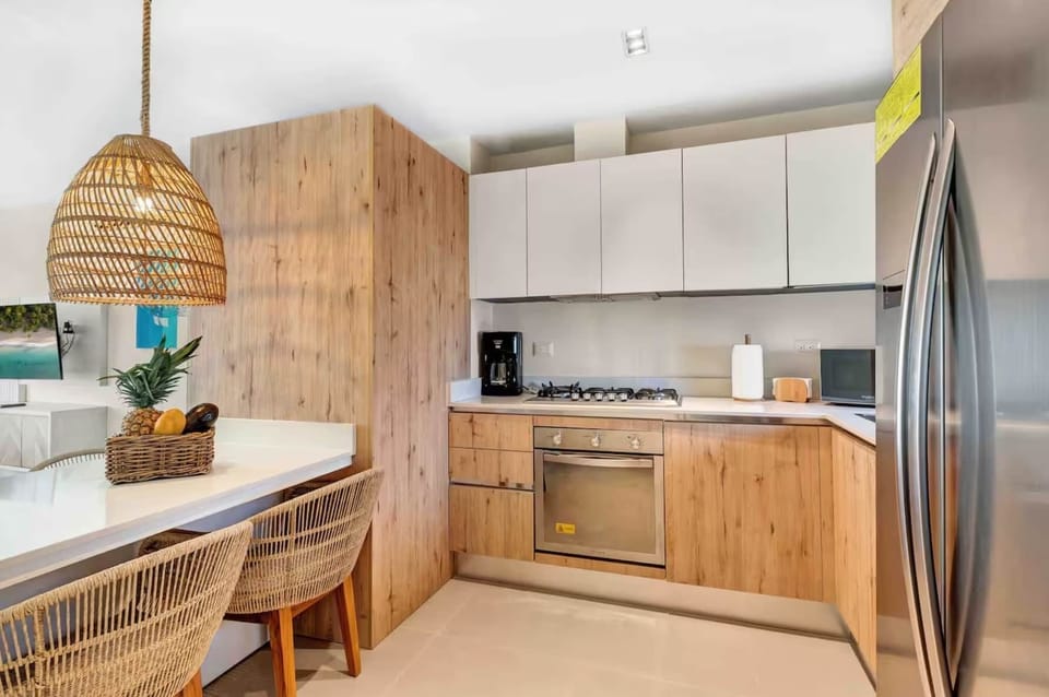 Beach Suite Dinning and Kitchen (1)