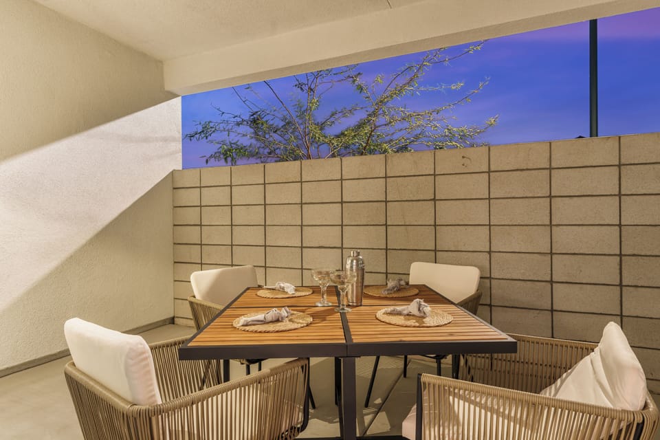 Al fresco dining at its finest—perfect for enjoying the La Quinta evenings. (Summerwell 4)