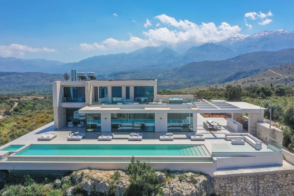 The villa spreads across 431m2, accommodating up to 12 guests