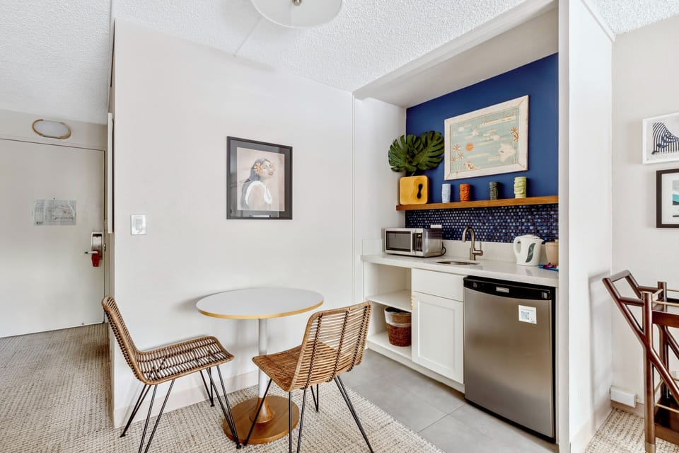 Dining Area & Kitchenette
