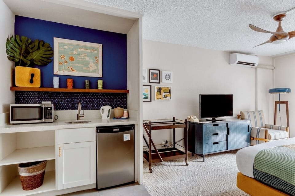 Kitchenette and in-room amenities