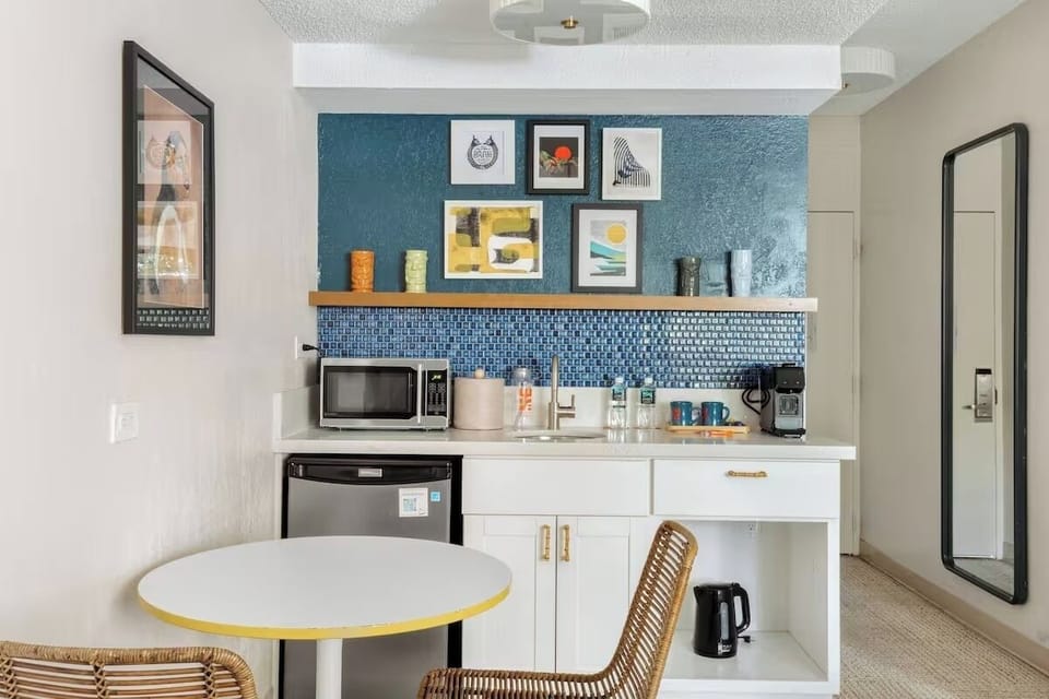 Dining area & kitchenette