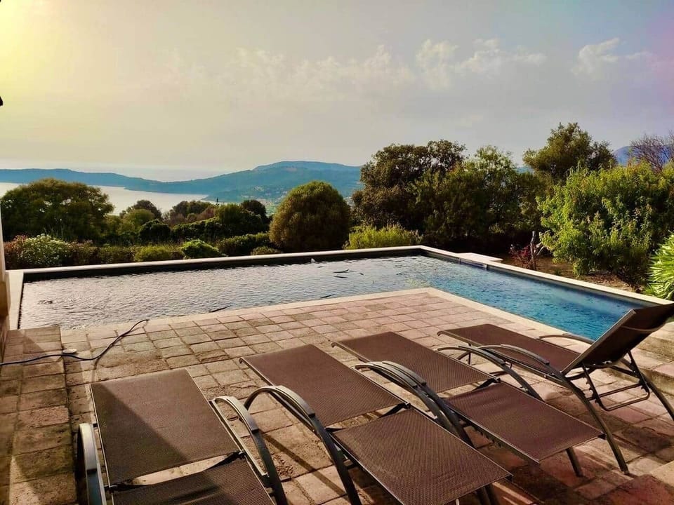 Piscine chauffée surplombant la mer et la point d'Omignia