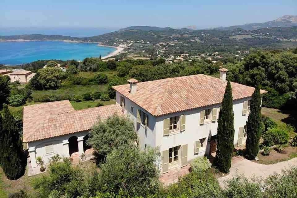 Maison sur deux étages: espace nuit au premier
Patio à gauche avec salle à manger et salon d'été