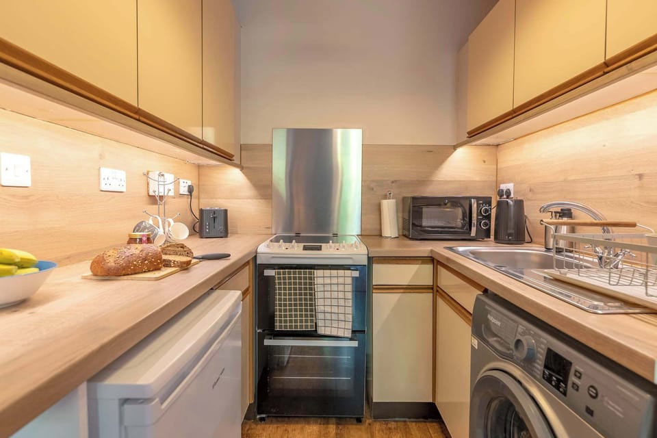🍳 Prepare anything from a quick breakfast to a home-cooked dinner in this fully equipped kitchen.