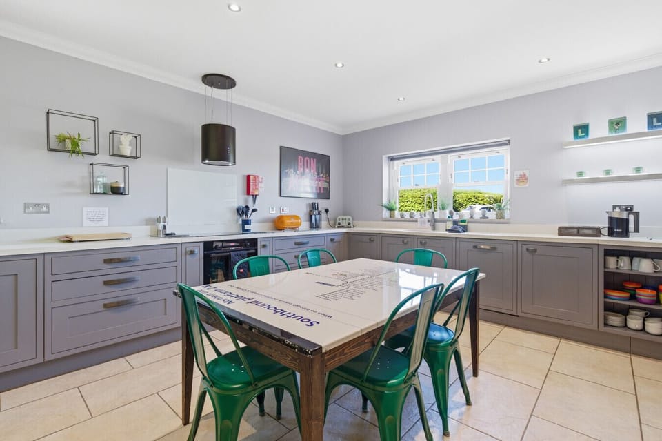Grey shaker kitchen with Southbound-platform feature table seating six.