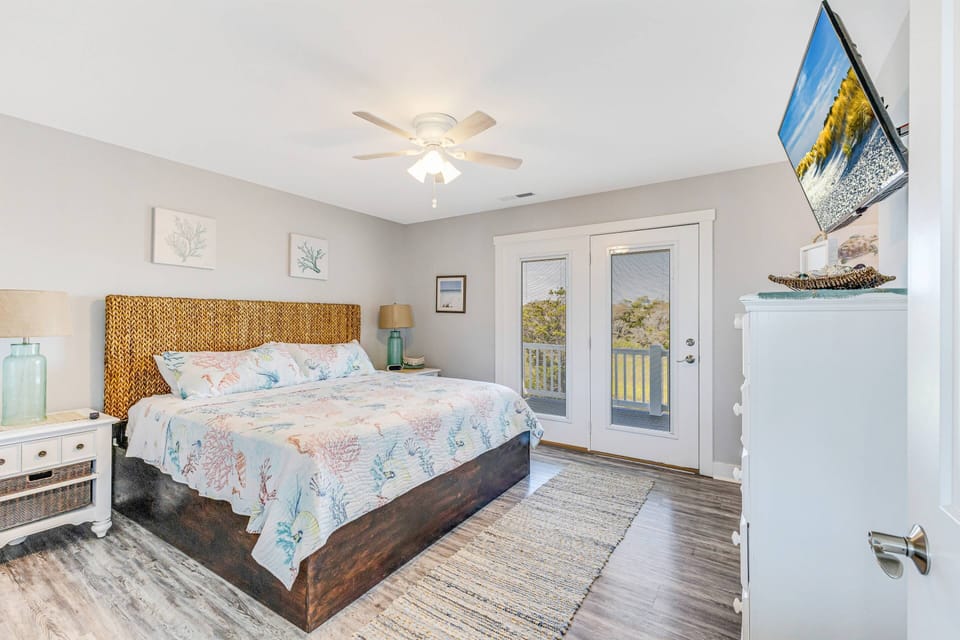 King Size Bed With Attached Bathroom