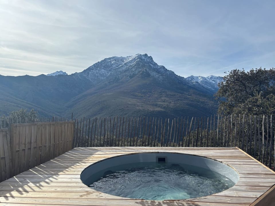 Outdoor spa tub