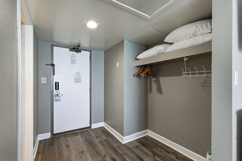 Ocean Reef 1698 Entry