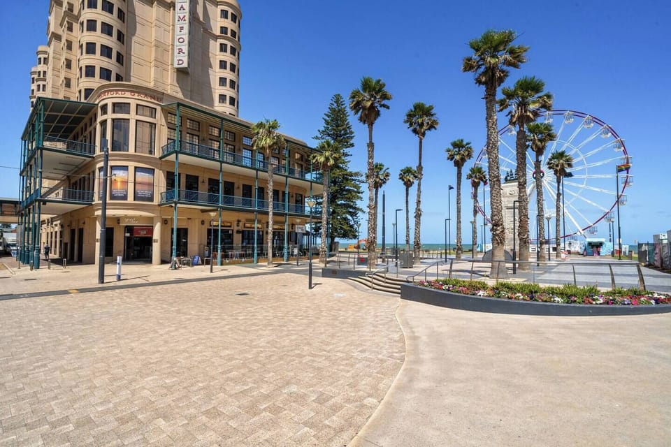 From seaside walks to lively coastal dining, the surrounding neighbourhood places Brighton, Glenelg and Adelaide’s relaxed beach culture all within easy reach.