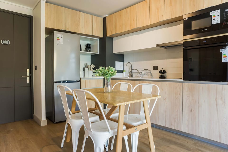 Chic and modern kitchen with ample seating, perfect for enjoying meals in a stylish setting.
