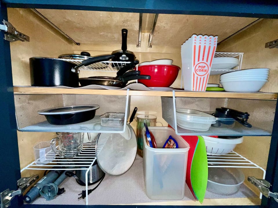 The open kitchenette is well equipped for an unforgettable getaway​