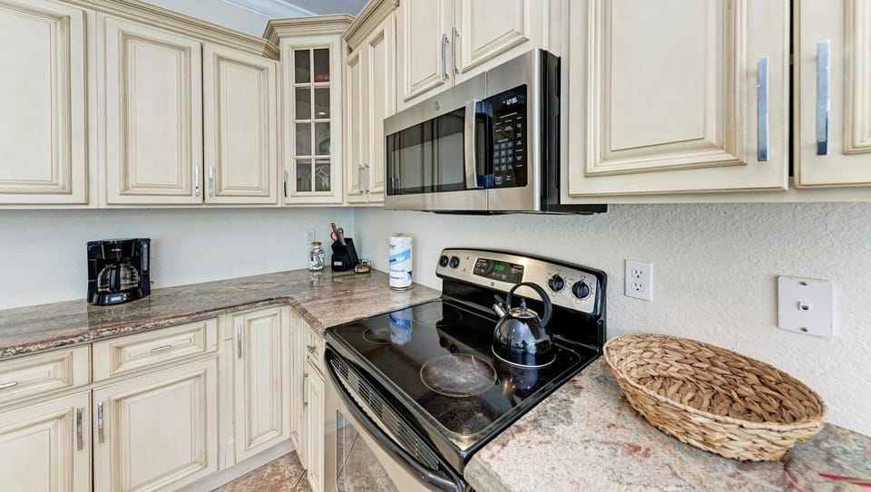 Plenty of Counterspace and Cabinet Storage