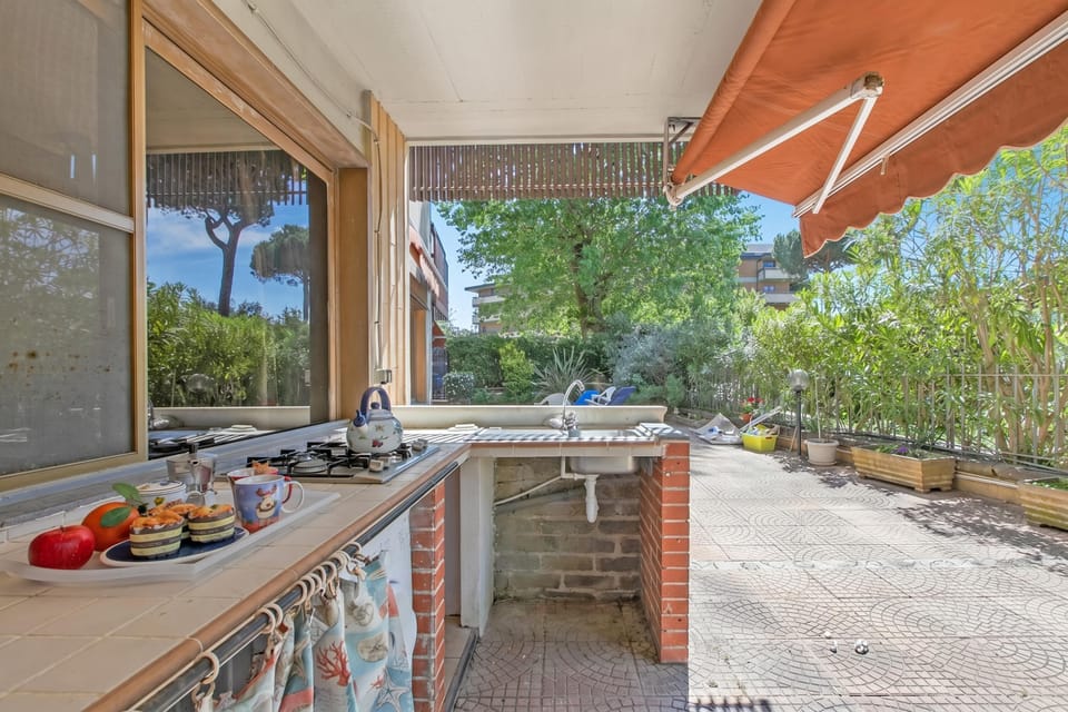 Outdoor kitchen