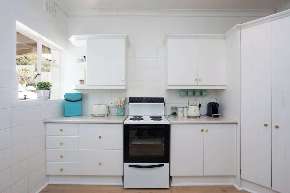 Full kitchen with oven, dishwasher and washing machine as well as coffee pod machine. Everything you need to make your stay comfortable.