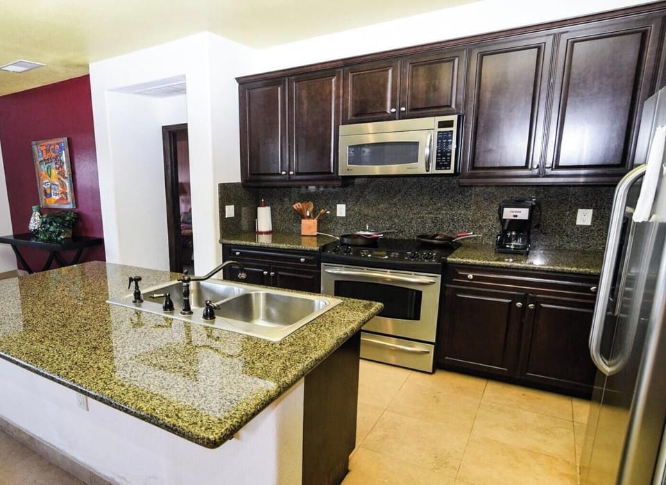 The kitchen includes a dishwasher, oven, microwave, full-size refrigerator, and essential cookware — everything needed for home-cooked meals during your stay .