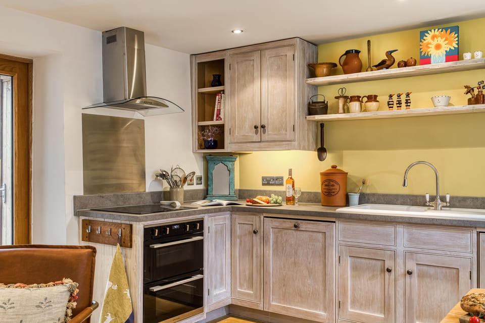 The well-equipped kitchen
