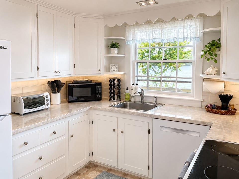 Fully equipped kitchen-Enjoy a view while washing the dishes!