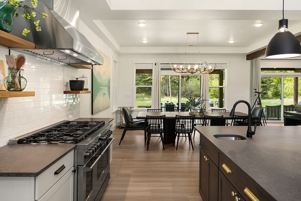 Forest Trails Lodge. - Dining area off of the kitchen.