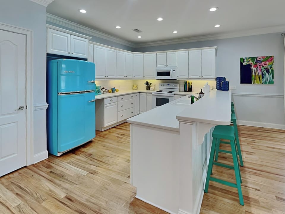 Spacious Full Kitchen w. Breakfast Bar
