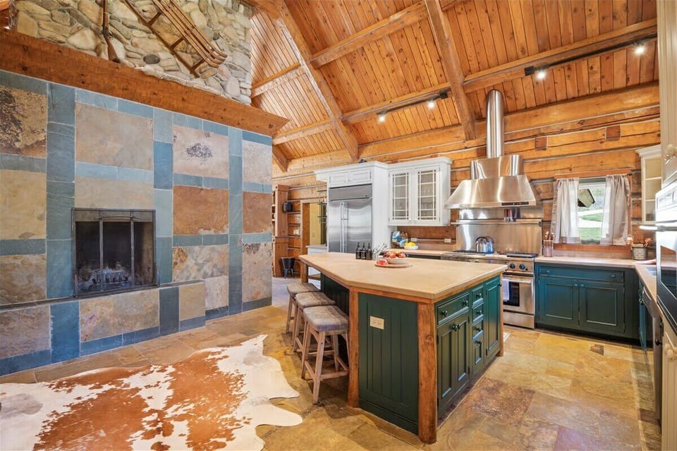 Kitchen: Drip coffee maker, espresso machine, Keurig, air fryer, Crockpot, blender, kettle, French press, tableware
