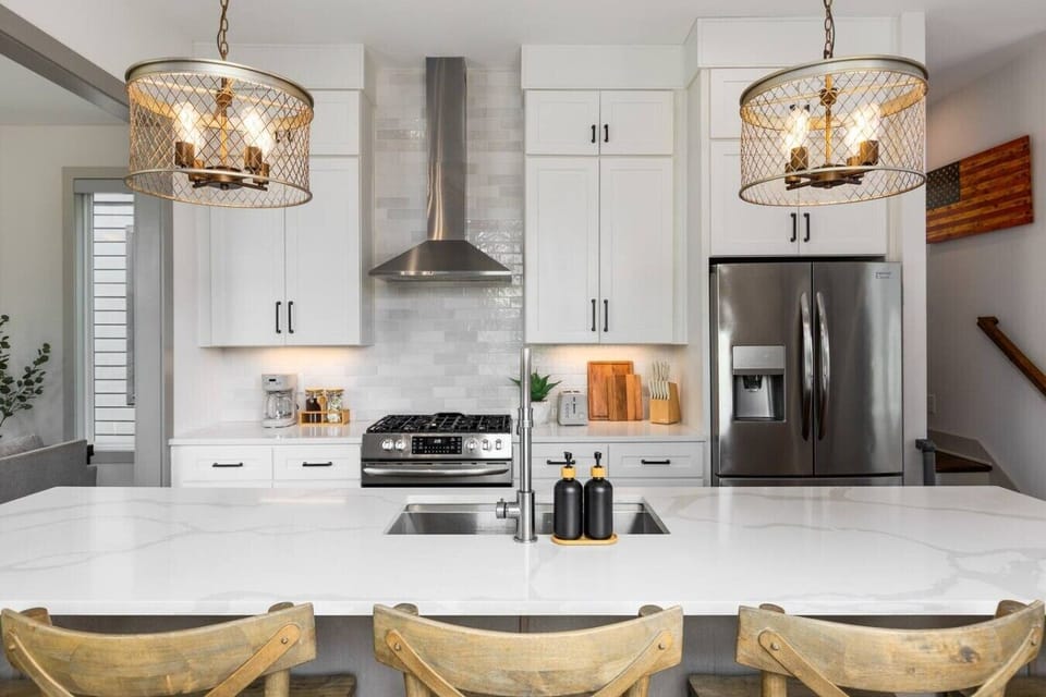 Fully-stocked, modern kitchen suitable for any chef! We provide all the essential supplies and utensils you`ll need for your morning coffee routine and any other cooking adventures. Kitchen island has seating for 5.