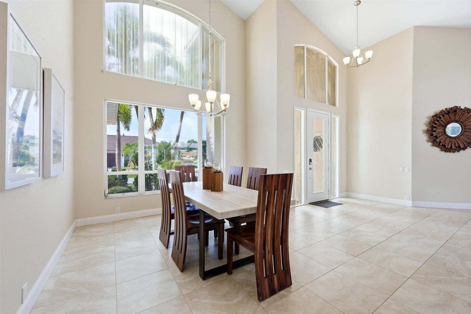 Dining area. Dining table seats 6