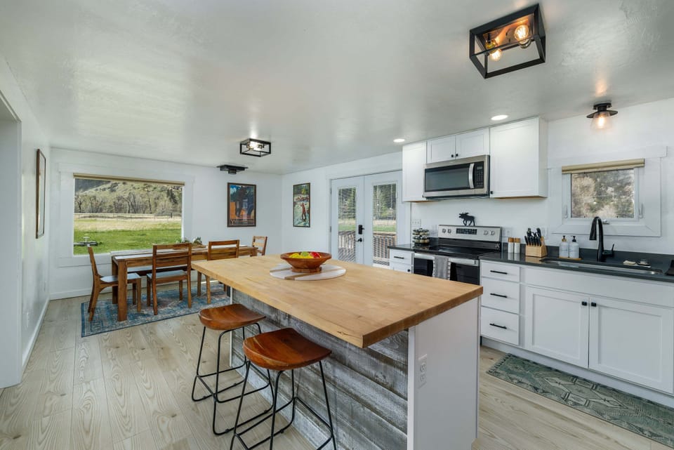 Fully equipped kitchen with island providing seating for two | Main Level