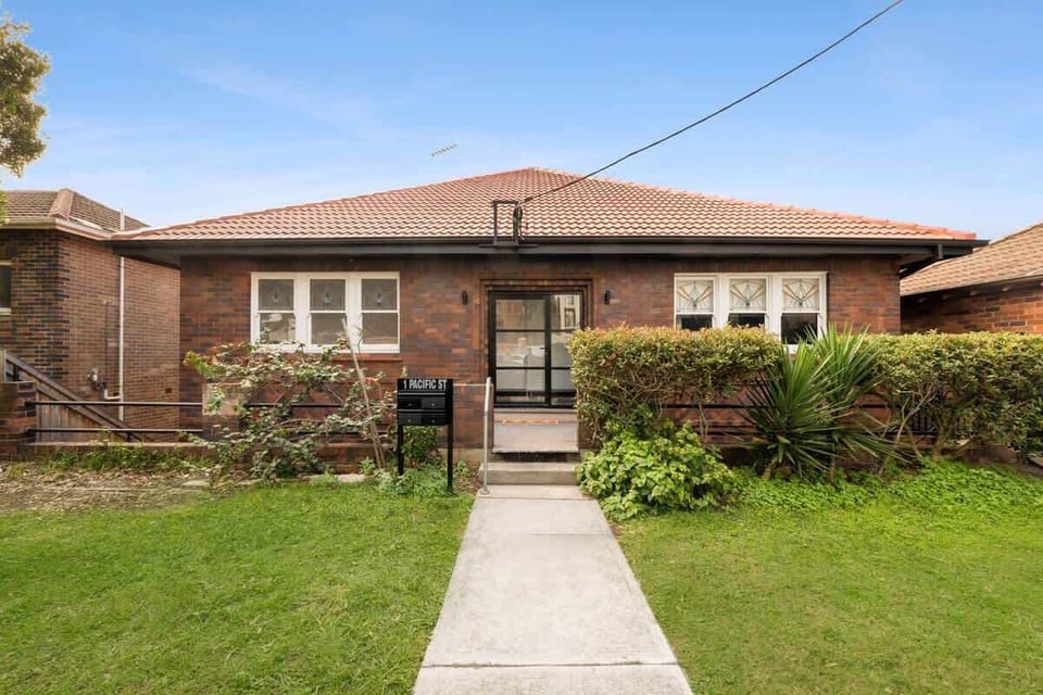 Front Entrance: Charming exterior with art deco brick façade, just steps from Bronte’s stunning beaches!