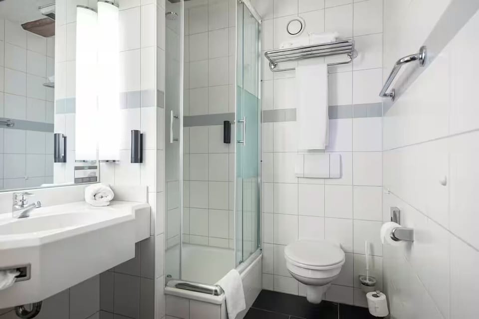 Refresh easily with a bright shower, vanity, and fresh towels.