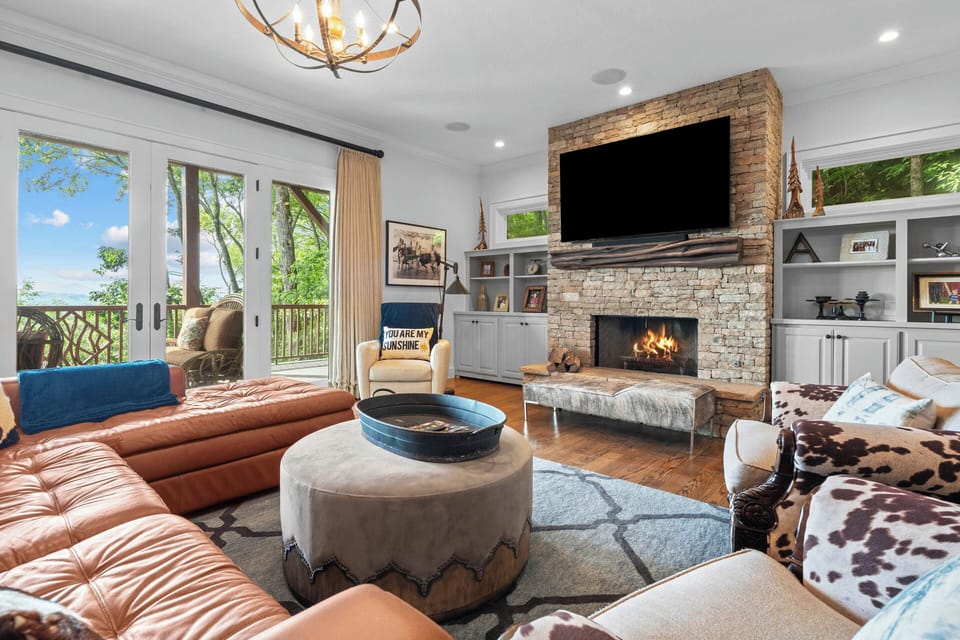 Family Room | Smart TV | Kitchenette