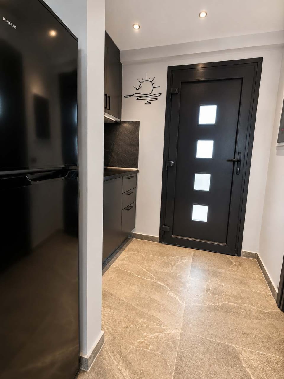 Functional entrance and kitchenette space equipped for a comfortable and convenient stay.