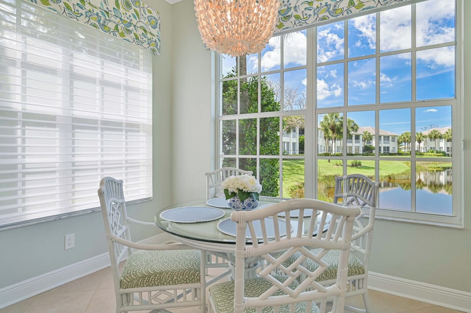 WestBay1 - The breakfast nook offers beautiful lake view