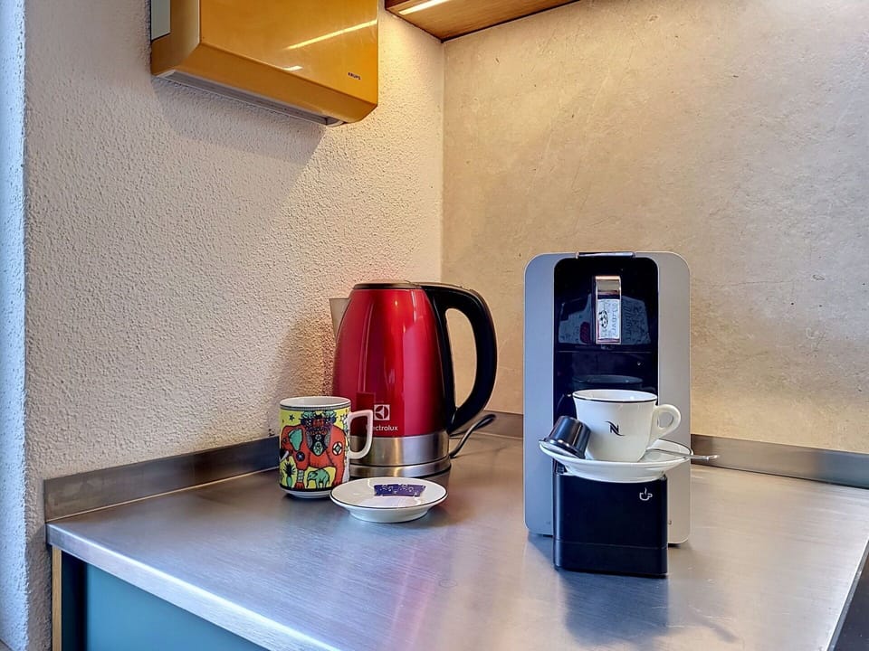 Kitchen Appliance, Small Appliance, Electronic Device, Home Appliance, Machine, Serveware, Major Appliance, Countertop, Coffeemaker, Kitchen