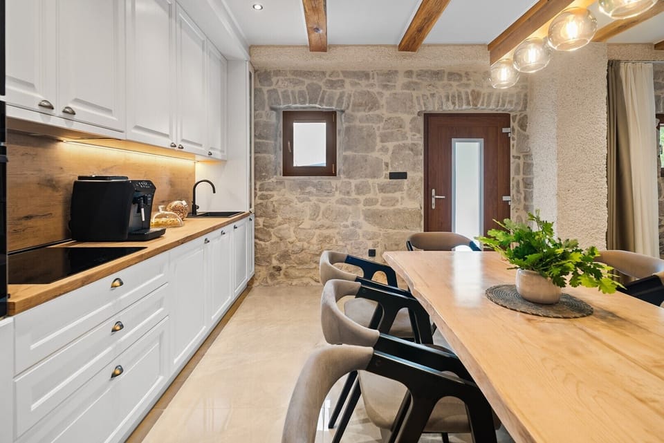 Fully equipped kitchen featuring high-quality cooking amenities.