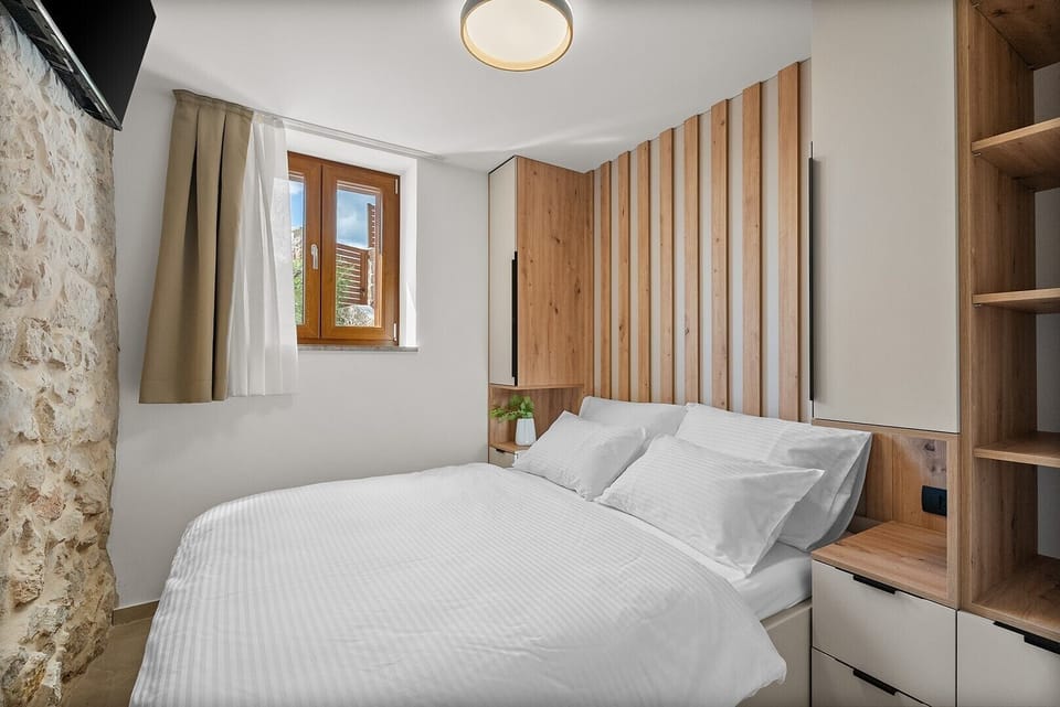 Bedroom No. 4 has a queen size bed measuring 160 cm x 200 cm, a bathroom next to the room