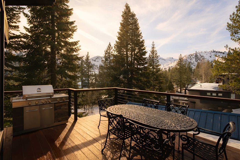 Deck: Large deck with mountain views and gas grill, level 5
