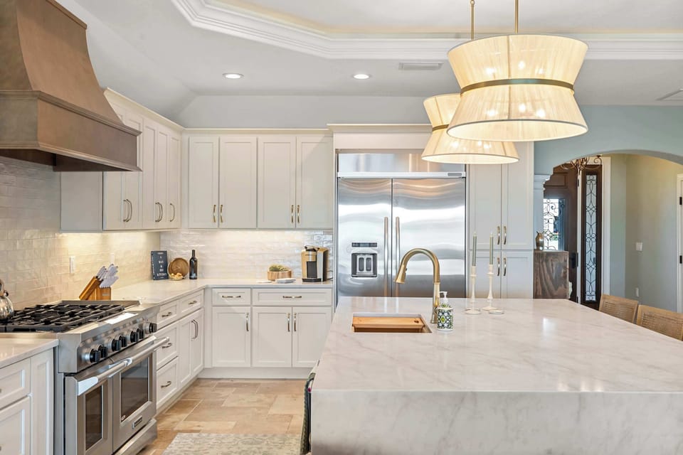 Spacious & Modern – Enjoy a well-equipped kitchen with premium appliances and ample cabinetry for all your cooking needs.
