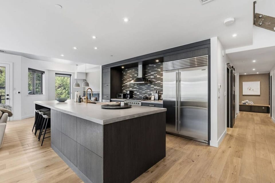 Fully equipped chef`s kitchen with bar seating