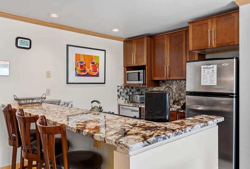 Fully equipped kitchen with breakfast bar