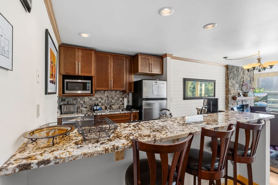 Fully equipped kitchen with breakfast bar