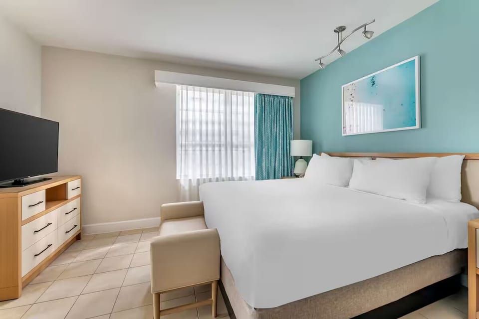 Unwind in crisp linens with soothing coastal color accents.