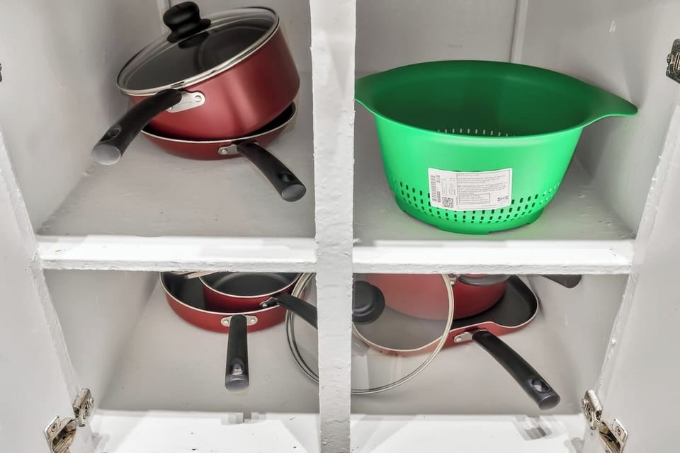 Fully equipped kitchen with modern appliances, perfect for preparing meals during your stay in Arlington. A convenient option for longer stays, game weekends, or concert trips near AT&T Stadium
