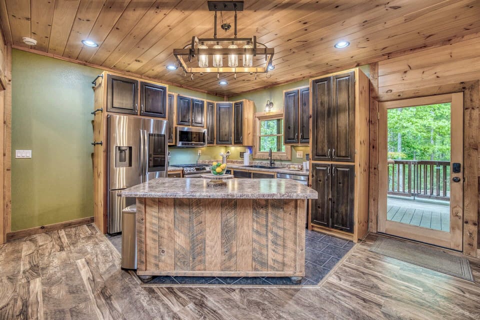 Large island - plenty of cabinet and counter space